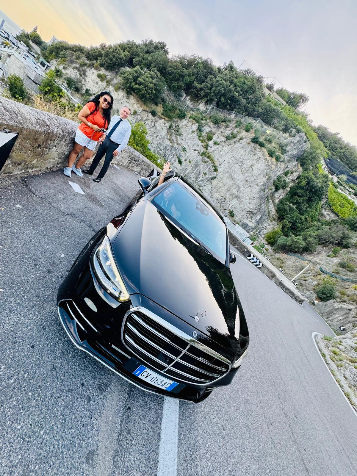 Cliente con auto de alquiler en Italia