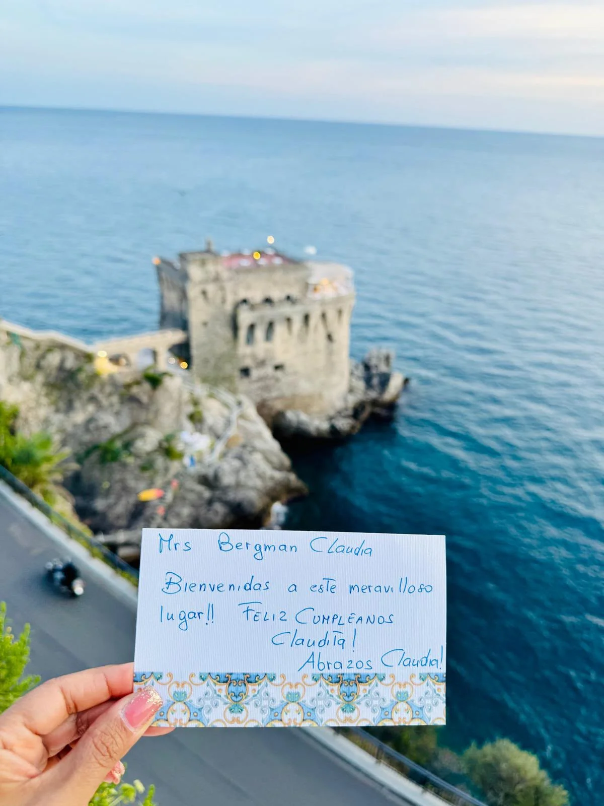 Nota de bienvenida escrita a mano esperando en el hotel frente a la Costa Amalfitana