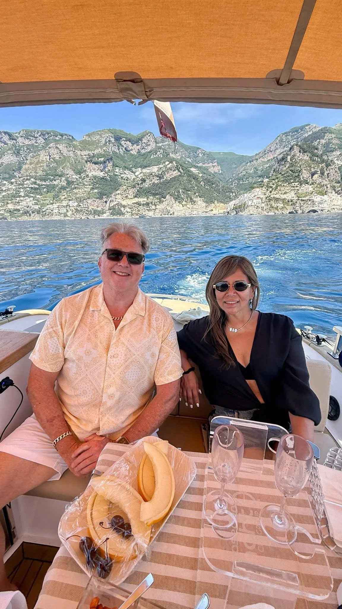 Viajeros disfrutando en barco frente a la Costa Amalfitana